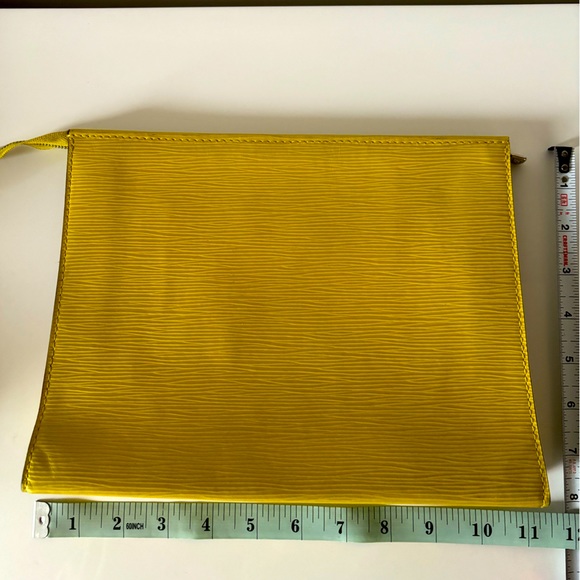 AUTHENTIC Louis Vuitton Epi Toiletry Pouch 26 Clutch - Neon Yellow - Picture 8 of 9